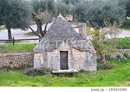 南イタリアアルベロベッロの畑の中のトゥルッリ 18992090