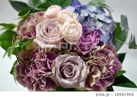 バラ カーネーション 紫陽花 花束の写真素材
