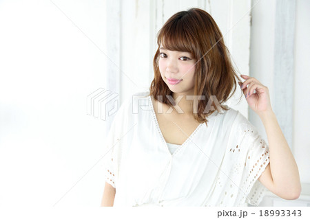 若い女性 ヘアスタイル 若い女性 ヘアスタイル 18993343