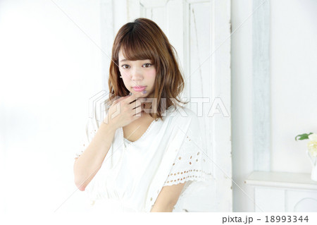 若い女性 ヘアスタイル 若い女性 ヘアスタイル 18993344