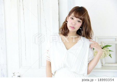 若い女性　ヘアスタイル 18993354