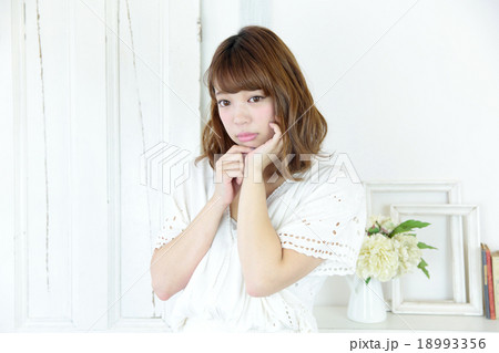 若い女性 ヘアスタイル 若い女性 ヘアスタイル 18993356