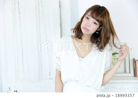 若い女性　ヘアスタイル 18993357