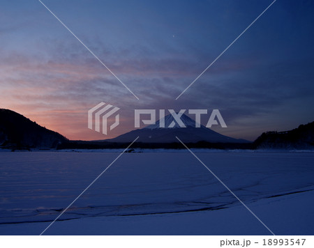 雪に埋まる精進湖 雪に埋まる精進湖 18993547