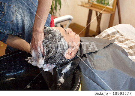 ヘアサロンでリラックスする男性 ヘアサロンでリラックスする男性 18993577