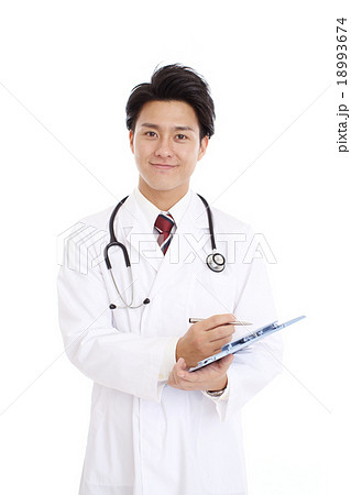 カルテと聴診器を持つ医師の写真素材