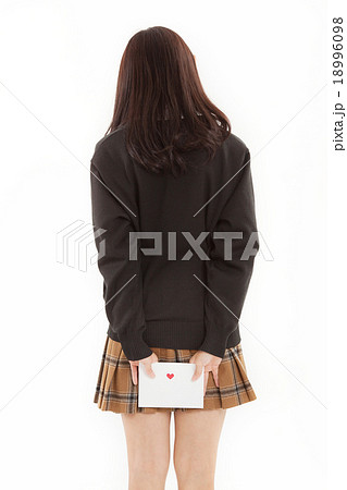 ラブレターを手に持つ女子高生 18996098