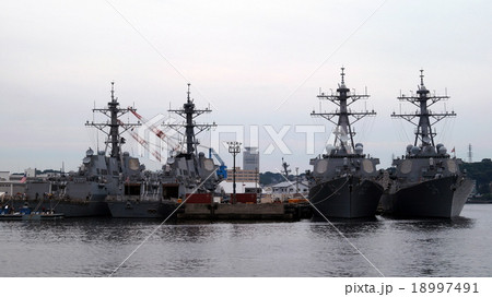 横須賀港　アメリカ海軍　イージス艦　フィッツジェラルド　FITZGERALD　＆　カーティス・ウィル 18997491