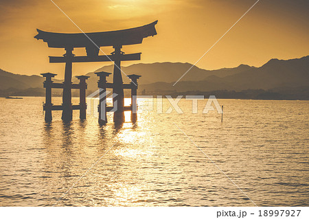 The Floating Otorii gate at Miyajima, Japan. 18997927