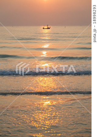 Morning fishing boat 18998293