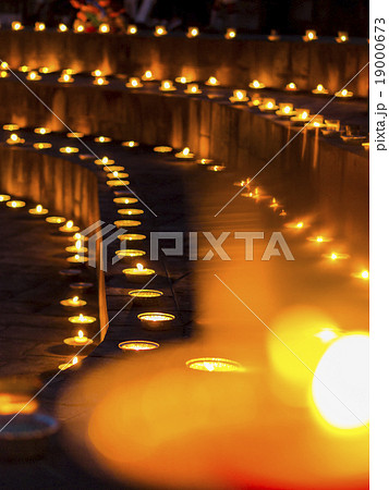 並ぶキャンドルの光と軟石(縦・前ボケ) 並ぶキャンドルの光と軟石(縦・前ボケ) 19000673