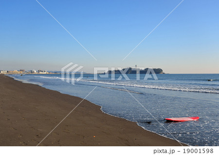 赤いサーフボードと江の島 19001598