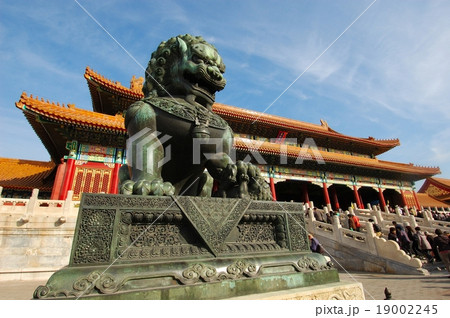 lion statue in front of palace 19002245