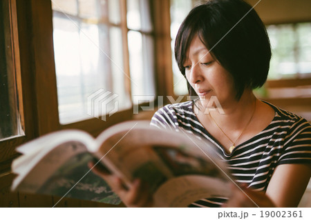 本を読む女性 本を読む女性 19002361