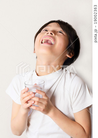 うがいする子供 うがいする子供 19002363