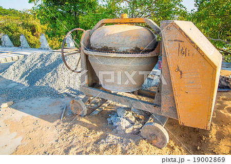 Mixing the cement 19002869