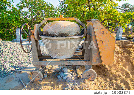 Mixing the cement 19002872