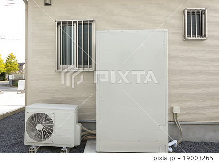 給湯器と室外機　エコキュート 19003265