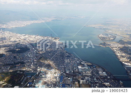 空撮 大津市上空から琵琶湖を望む 19003425