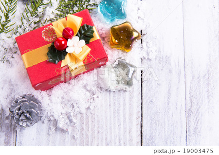 red gift box on white wood 19003475
