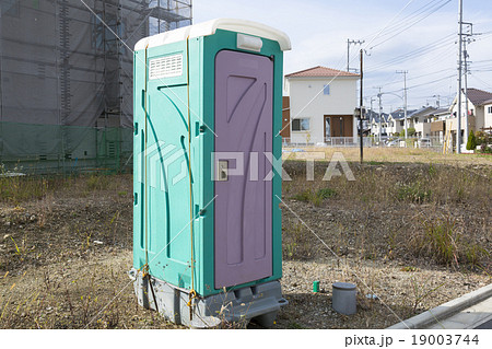 建築現場の仮設トイレ 19003744