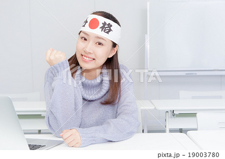 合格はちまきをしてガッツポーズする女性 19003780