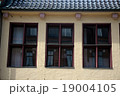 three windows 19004105