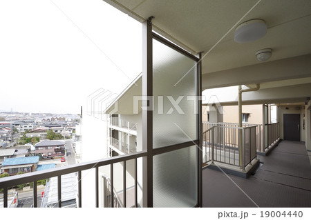 マンションの共用廊下 専有部分 ノンスリップシート マンションの共用廊下 専有部分 ノンスリップシート 19004440