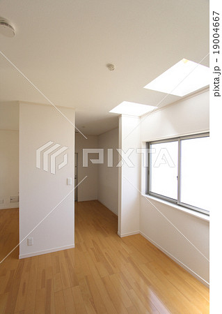 戸建て住宅室内イメージ 天窓 フリースペース ウォークインクローゼットの写真素材