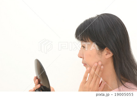 加齢を気にする女性 19005055