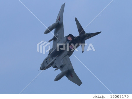 航空自衛隊　戦闘機　RF-4E  ひねり アフターバーナー 19005179