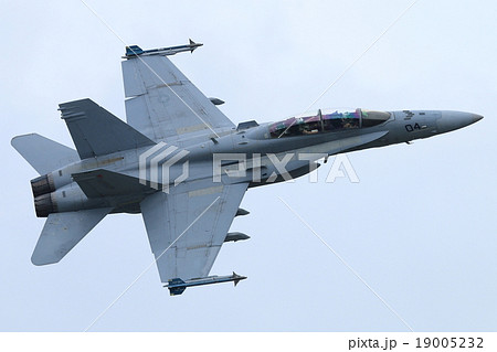 飛行機　戦闘機　アメリカ海兵隊　F/A-18　 ひねり 19005232