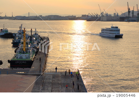 神戸大橋から見る夕暮れの神戸港 19005446