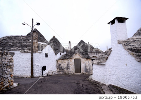 南イタリア トゥルッリ の街アルベロベッロ 19005753