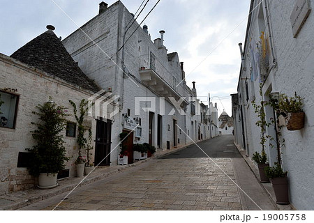 南イタリア アルベロベッロ トゥルッリ の街の坂道 19005758