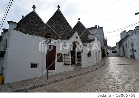 アルベロベッロ トゥルッリ の街の坂道 19005759
