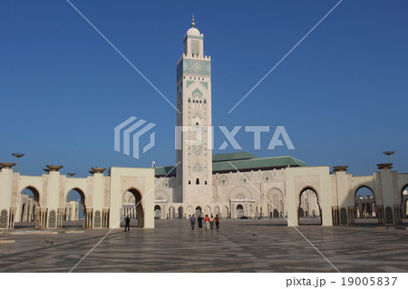 青空とハッサン2世モスク　　カサブランカ　モロッコ 19005837