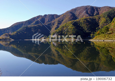 紅葉が映り込む湖 紅葉が映り込む湖 19006732