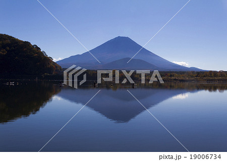 精進湖の富士山_秋 19006734