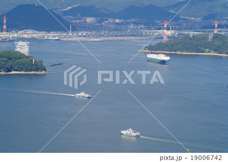 広島湾を走るフェリー 19006742