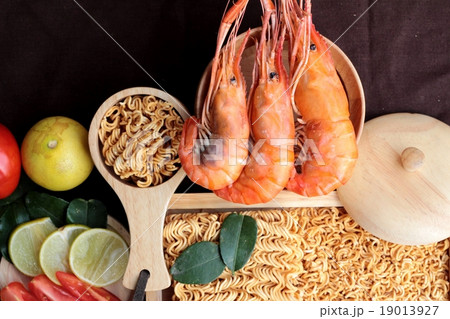 Dry instant noodle - asian ramen and shrimp  19013927
