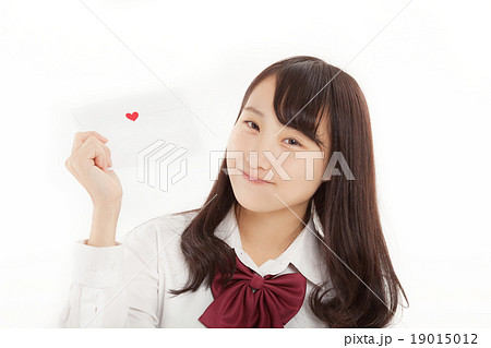 ラブレーターを手に持つシャイな女子校生 19015012