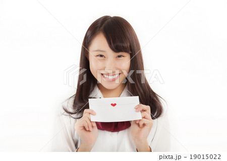 ラブレーターを手に持つシャイな女子校生 ラブレーターを手に持つシャイな女子校生 19015022