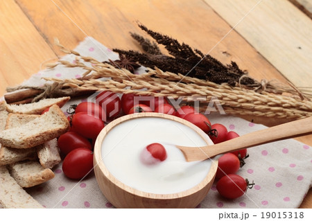 White yogurt and fresh cherry tomatoes 19015318