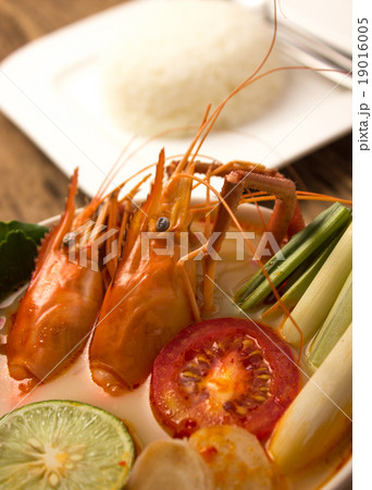 tom yum kung with steam rice 19016005
