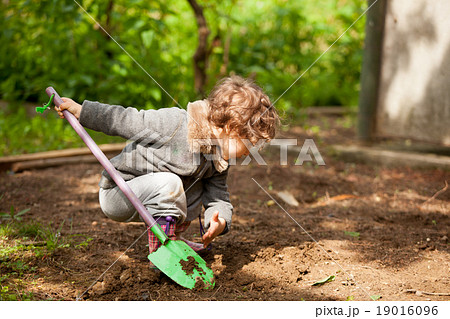 The little girl with a small shovel The little girl with a small shovel 19016096