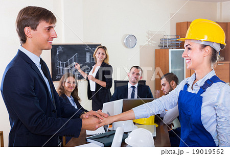 Handshaking of manager and employee. 19019562