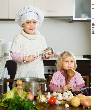 Two little sisters learning how to cook 19020121