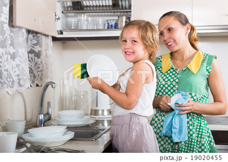 Girl helping mother washing dishes 19020455