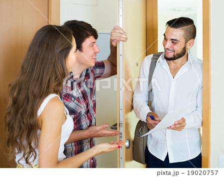 Salesman came home to couple 19020757